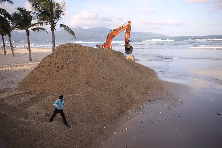 Nước từ cống xả 'xé toạc' vỉa hè, bờ biển Mỹ Khê xói lở nghiêm trọng ảnh 7