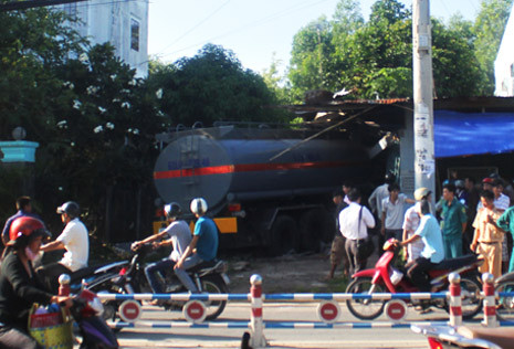 Hiện trường vụ xe bồn chở hóa chất lao vào nhà dân sáng 20/5