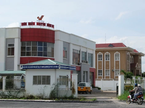 Khu vực cơ quan mới xây dựng Trung tâm hành chánh Vĩnh Lợi tận dụng ánh sáng tự nhiên, năng lượng gió