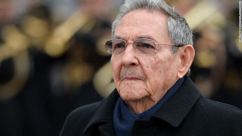 Ông Raúl Castro tham dự lễ đón tại Khải Hoàn Môn (Pháp) năm 2016.