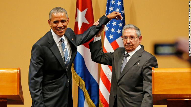Ông Castro gặp gỡ ông Barack Obama khi còn đương nhiệm Tổng thống Mỹ ở Havana năm 2016. Ông Obama là tổng thống đương nhiệm đầu tiên của Mỹ thăm Cuba kể từ sau chuyến thăm của Calvin Coolidge năm 1928.