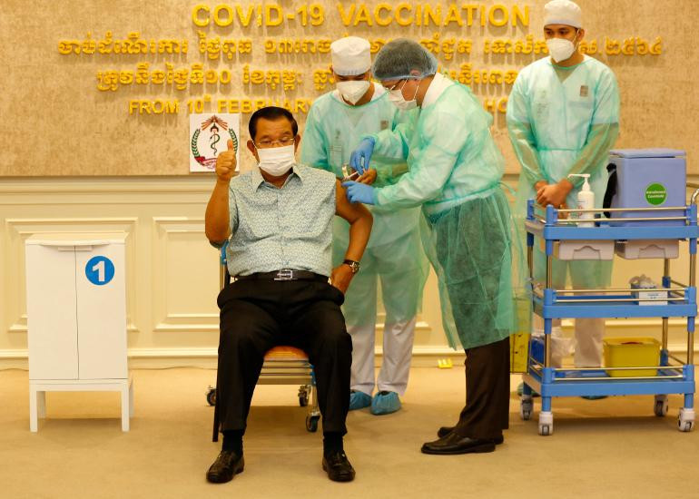 Thủ tướng Hun Sen tiêm vắc xin AstraZeneca ngày 4/3. Ảnh: EPA