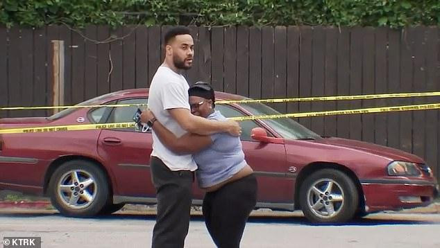 Người thân nạn nhân bên ngoài hiện trường. Ảnh: KTRK