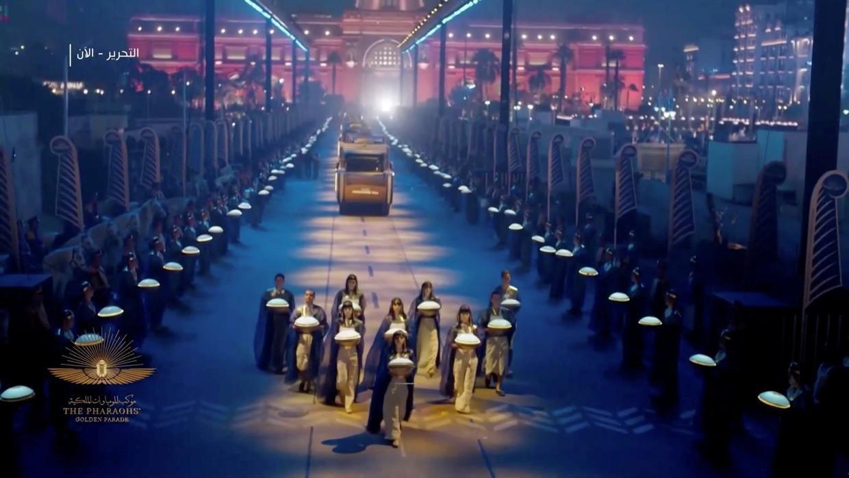 Đoàn xe chở 22 xác ướp pharaoh Ai Cập đi dọc thủ đô Cairo. Ảnh: RT Đoàn xe chở 22 xác ướp pharaoh Ai Cập đi dọc thủ đô Cairo. Ảnh: RT