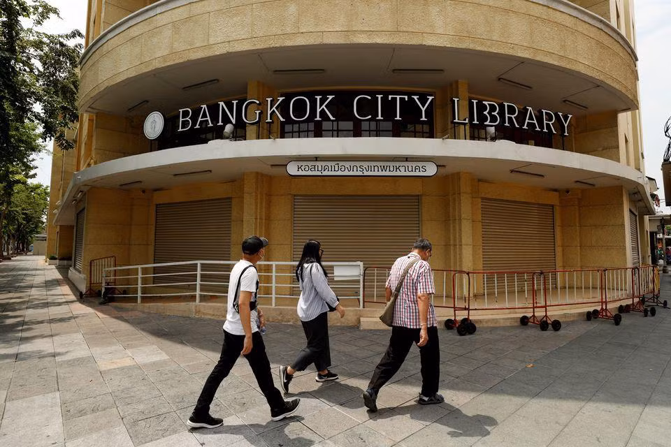 Một thư viện ở Bangkok cửa đóng then cài. Ảnh: Reuters