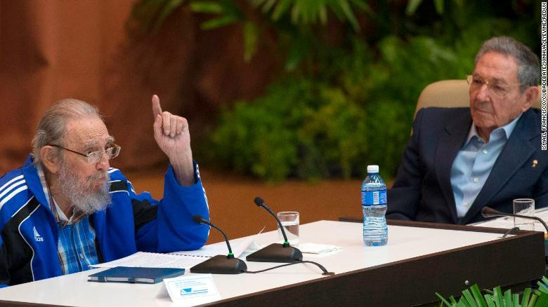 Ông Castro nghe anh trai Fidel Castro phát biểu tại Đại hội Đảng Cộng sản Cuba năm 2016.