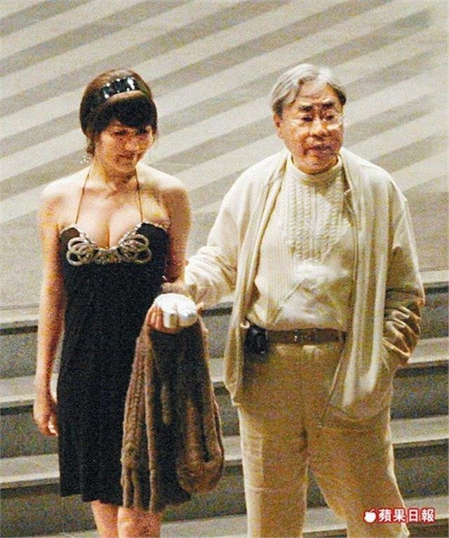 Tỷ phú nổi tiếng Hồng Kông từng chia sẻ, ông có khoảng 1000 người tình và 200 cô bạn gái.