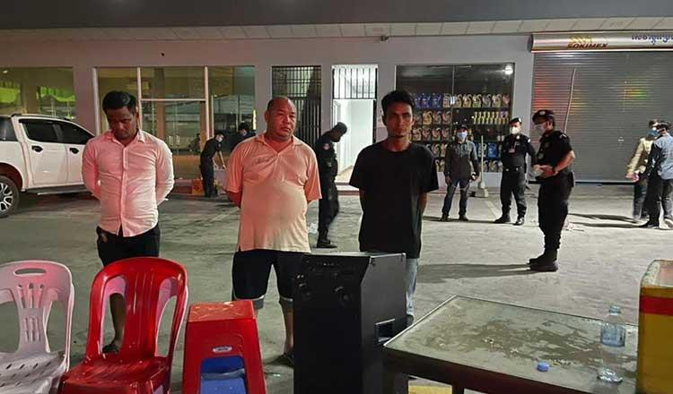 Tướng Ong Chanthuok (giữa) khi bị bắt. Ảnh: Khmer Times