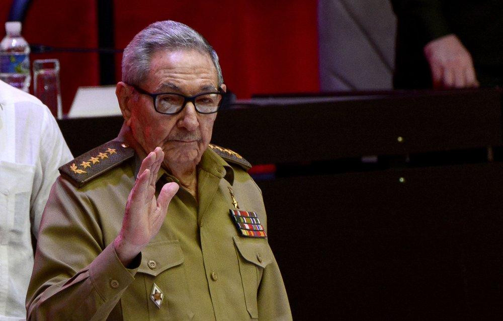 Ông Raul Castro vẫy tay chào khi kết thúc nhiệm kì lãnh đạo cuối cùng. Ảnh: AP Ông Raul Castro vẫy tay chào khi kết thúc nhiệm kì lãnh đạo cuối cùng. Ảnh: AP