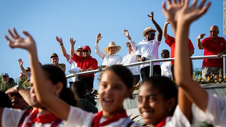 Ông Castro tham dự lễ diễu hành mừng ngày Quốc tế Lao động tại Quảng trường Cách mạng (Havana) năm 2014.