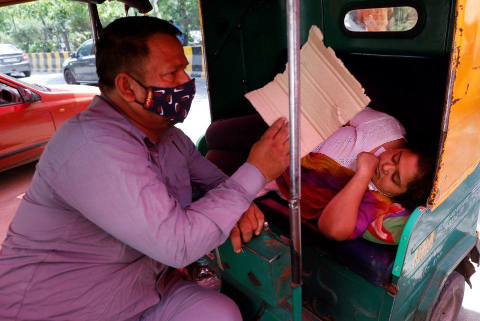 Bệnh nhân COVID-19 chờ nhận oxy miễn phí tại một ngôi đền ở Ghaziabad. Ảnh: Reuters