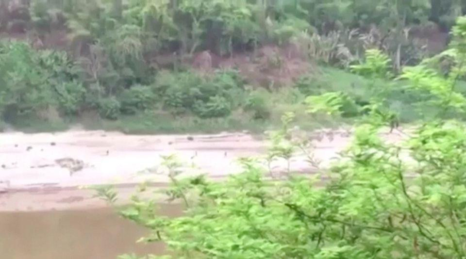 Nhiều người vội vàng bỏ chạy sau vụ tấn công. Ảnh: Reuters Nhiều người vội vàng bỏ chạy sau vụ tấn công. Ảnh: Reuters