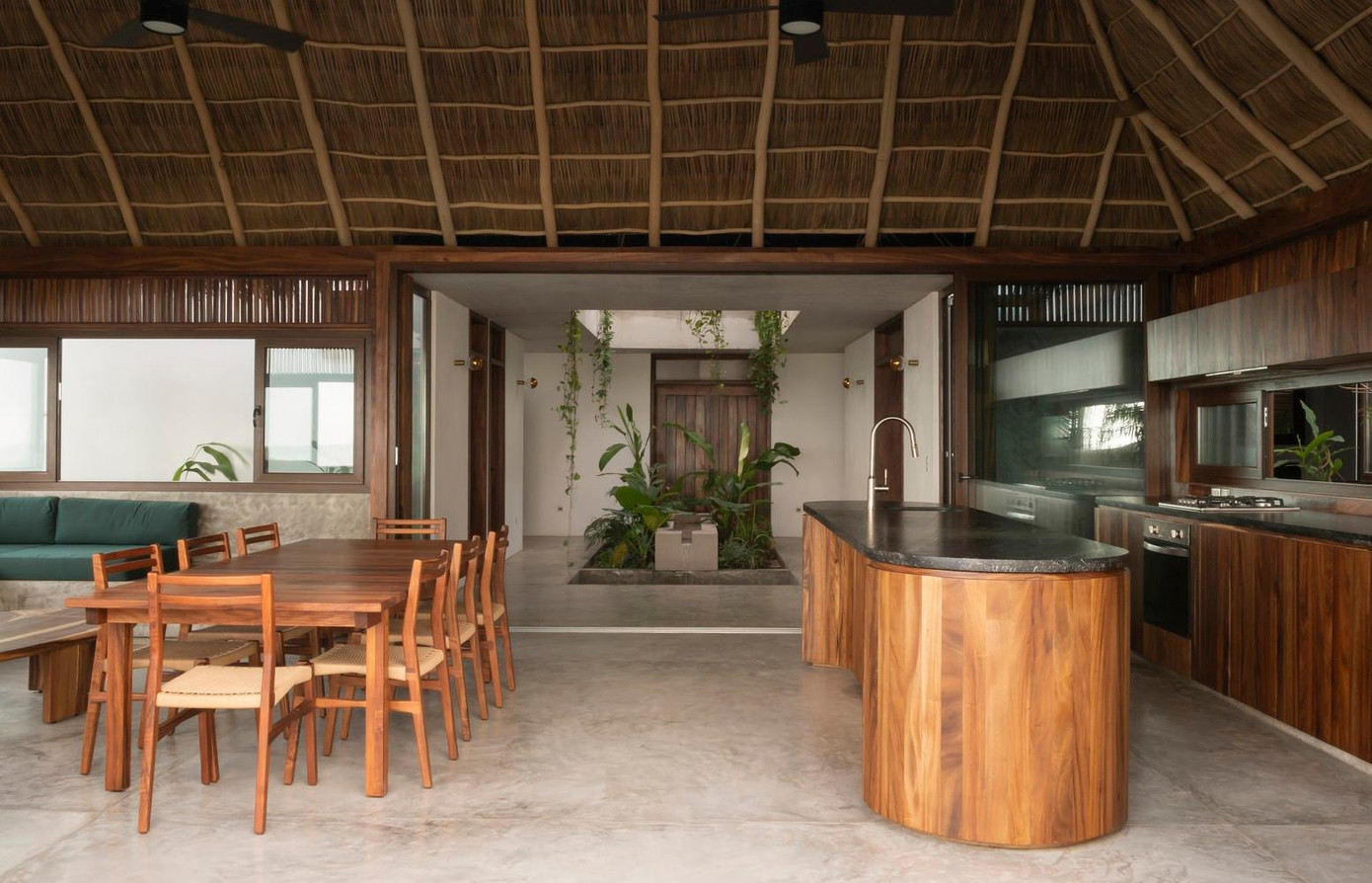 Khu vực bếp và bàn ăn mộc mạc và thoáng đãng. Khu vực bếp và bàn ăn mộc mạc và thoáng đãng.