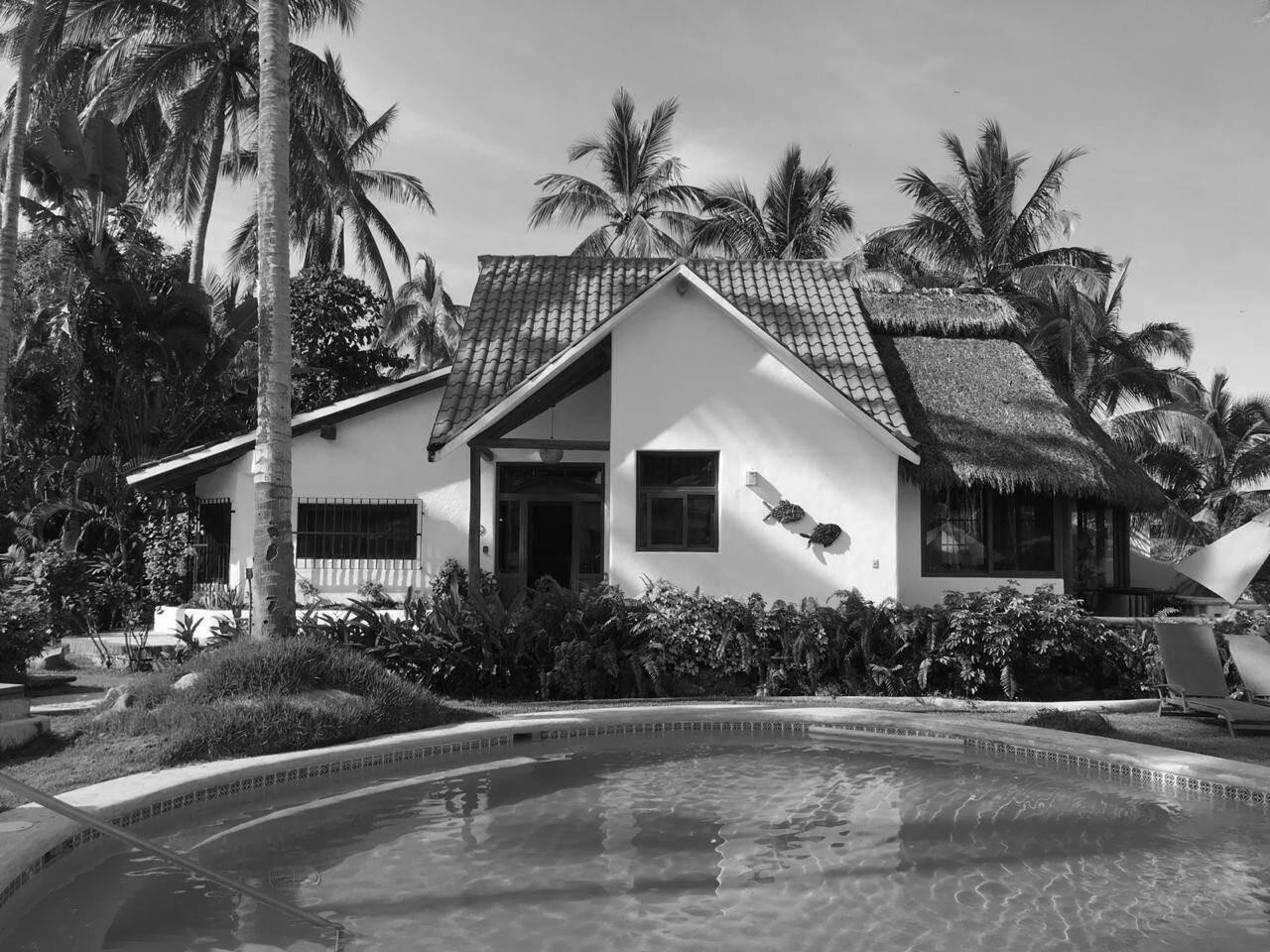 Trước khi cải tạo, căn nhà chỉ bao gồm 1 khối, không có nhiều cửa sổ, thiếu không gian công cộng và kết nối thiên nhiên. Trước khi cải tạo, căn nhà chỉ bao gồm 1 khối, không có nhiều cửa sổ, thiếu không gian công cộng và kết nối thiên nhiên.