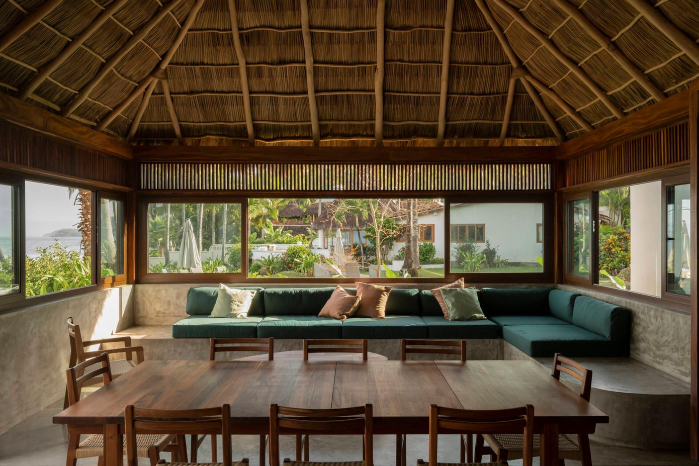 Thiết kế mới cũng ưu tiên bố trí hệ cửa kính trong suốt, nối dọc theo các mặt bên của căn nhà. Thiết kế mới cũng ưu tiên bố trí hệ cửa kính trong suốt, nối dọc theo các mặt bên của căn nhà.