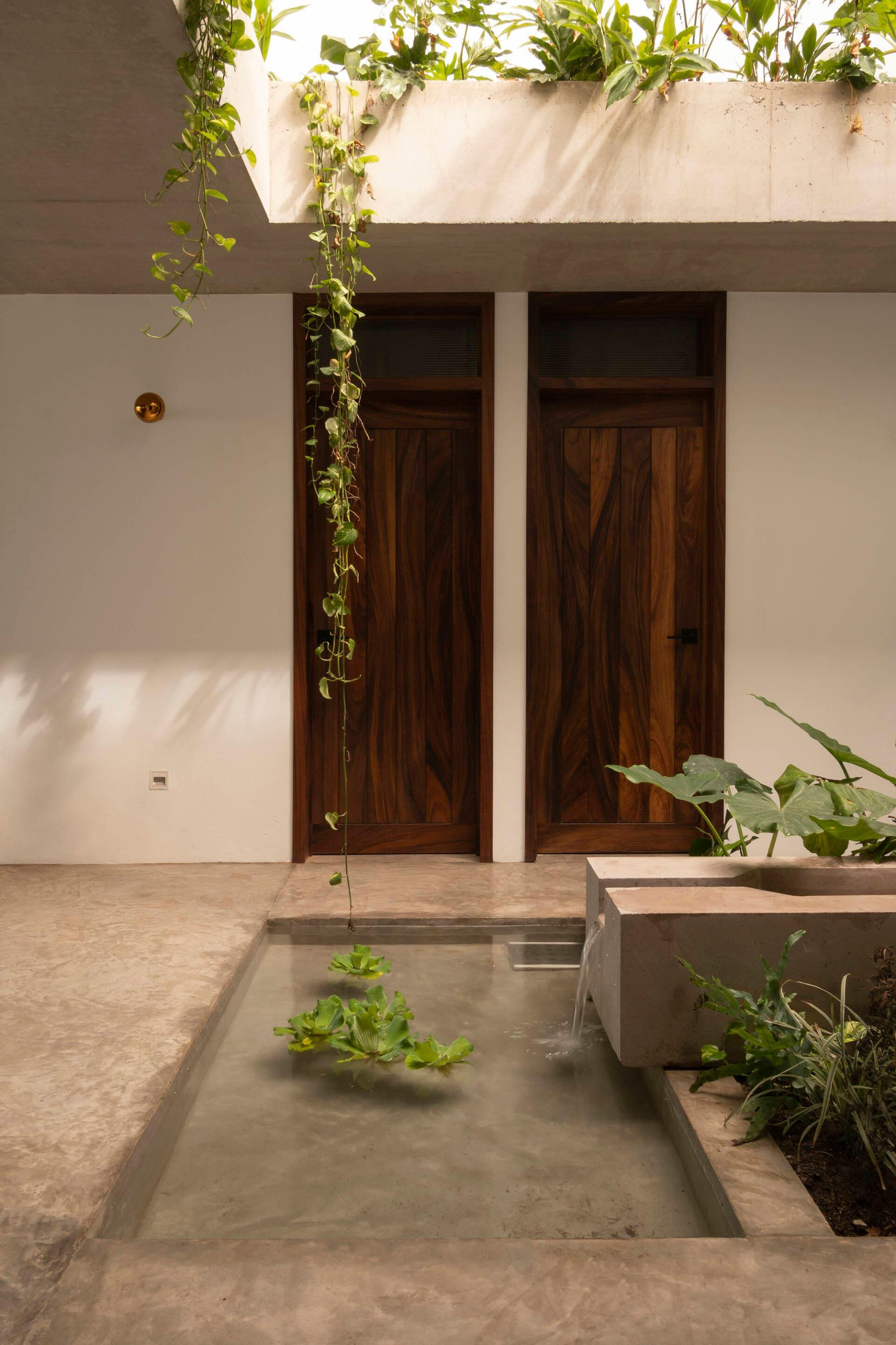 Tiểu cảnh hồ nước ở khu vực sân trong giúp điều tiết vi khí hậu cho toàn bộ nhà. Tiểu cảnh hồ nước ở khu vực sân trong giúp điều tiết vi khí hậu cho toàn bộ nhà.