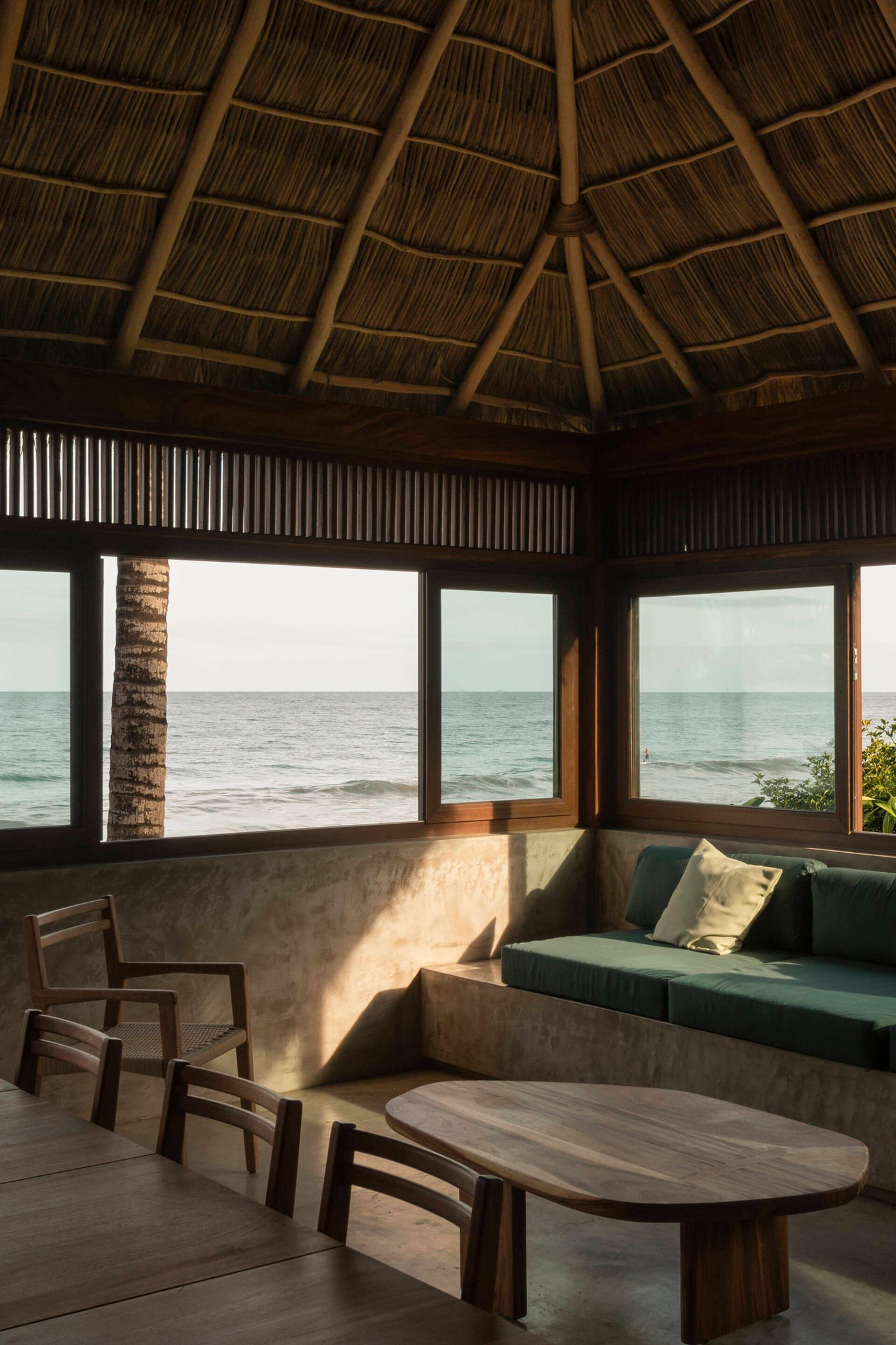 Nhà mái tranh với tầm nhìn hướng biển là lợi thế lớn giúp không gian mát mẻ. Nhà mái tranh với tầm nhìn hướng biển là lợi thế lớn giúp không gian mát mẻ.