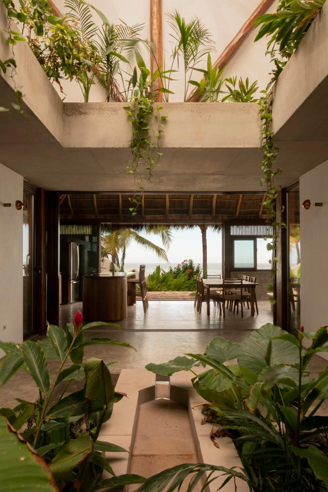 Xuất phát từ điểm này, ngôi nhà mới được phân tách thành 2 khối, 1 khối sinh hoạt chung và 1 khối dành cho không gian riêng tư Xuất phát từ điểm này, ngôi nhà mới được phân tách thành 2 khối, 1 khối sinh hoạt chung và 1 khối dành cho không gian riêng tư