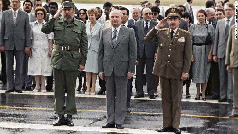 Hai anh em ông Castro đứng bên cạnh lãnh đạo Liên Xô Mikhail Gorbachev khi ông chuẩn bị rời Cuba sau chuyến thăm chính thức năm 1989.
