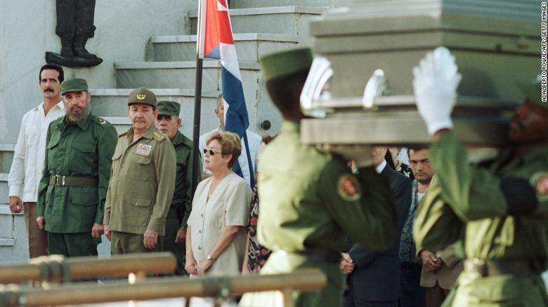 Hai anh em ông Castro dự tang lễ chính trị gia Cuba Carlos Rafael Rodríguez năm 1997.