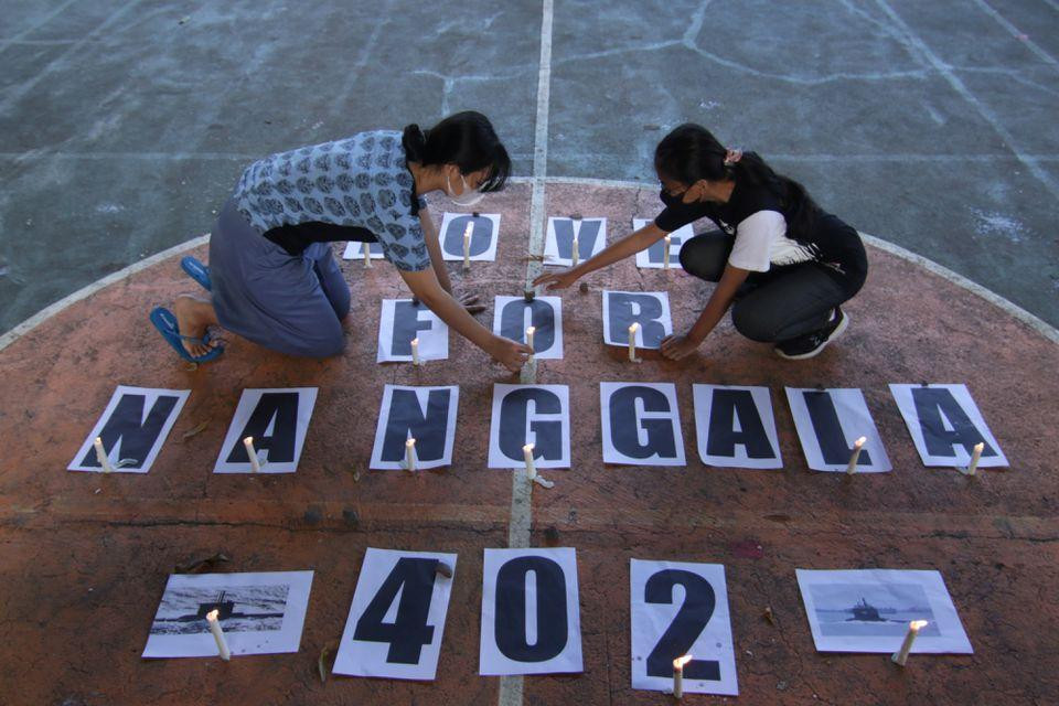 Thắp nến tri ân 53 thủy thủ ở Banyuwangi. Ảnh: Reuters
