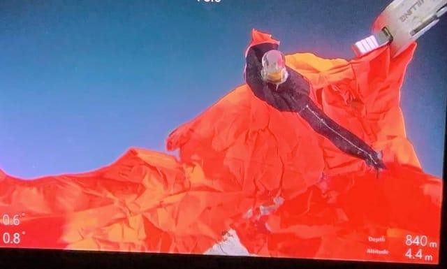 Nhiều bộ phận của chiếc tàu ngầm xấu số như mỏ neo, bánh lái, mảnh vỡ của hệ thống ngư lôi, lọ dầu bôi kính viễn vọng… đã được tìm thấy, cùng bộ quần áo bảo hộ màu cam thường được dùng trong trường hợp khẩn cấp.