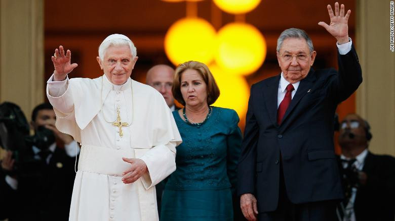 Cựu Giáo hoàng Benedict XVI và ông Castro vẫy tay chào sau cuộc gặp ở Havana năm 2012.