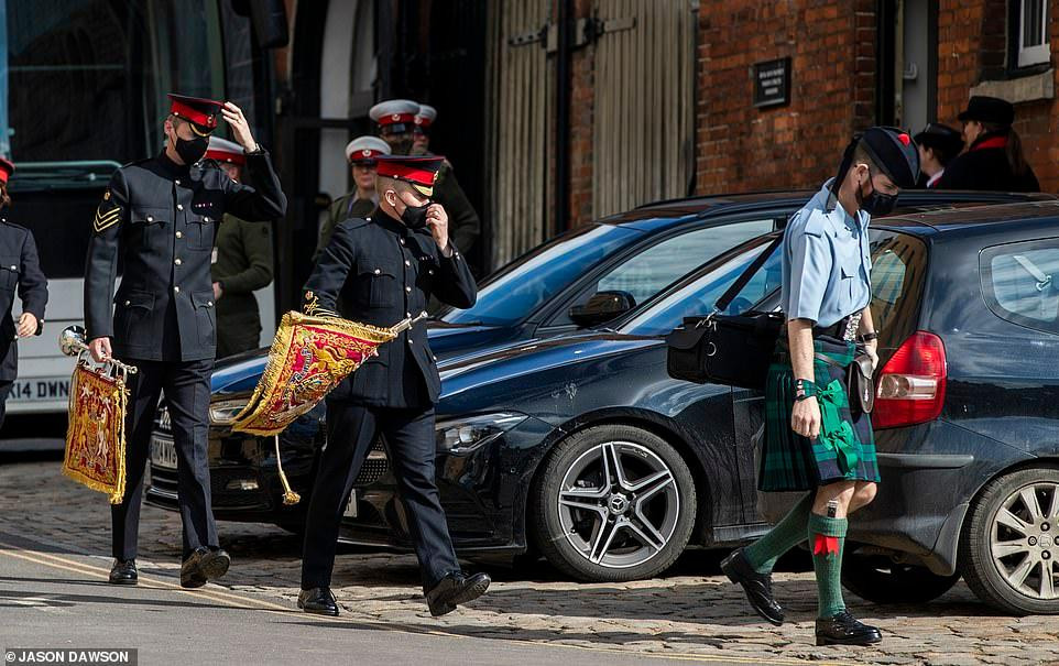 Những người tham gia phục vụ lễ tang phải tuân thủ nghiêm ngặt các quy định phòng chống COVID-19.