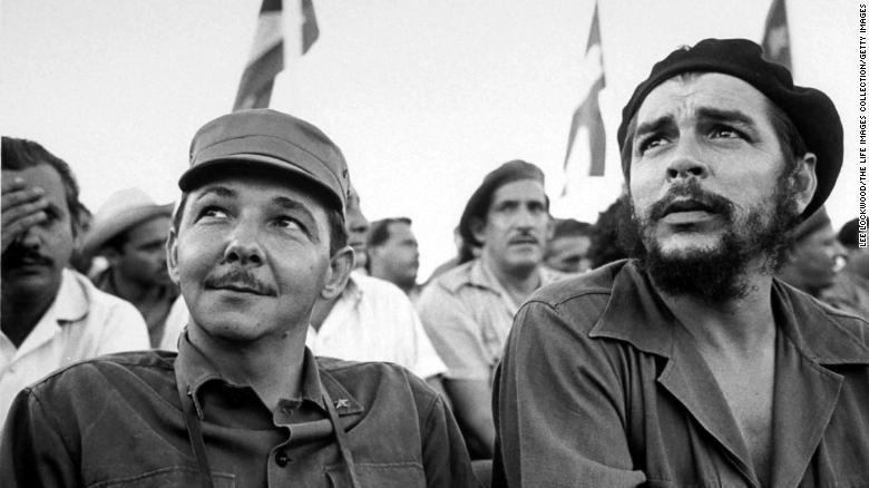 Nhà cách mạng Che Guevara (phải) ngồi cạnh ông Castro trong sự kiện tương tự năm 1964.