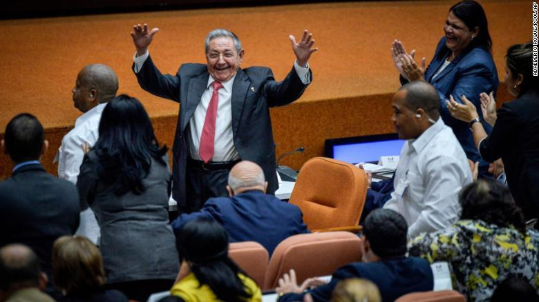 Ông Castro chúc mừng khi ông Miguel Díaz-Canel được bầu làm Chủ tịch Hội đồng Nhà nước Cuba năm 2018.