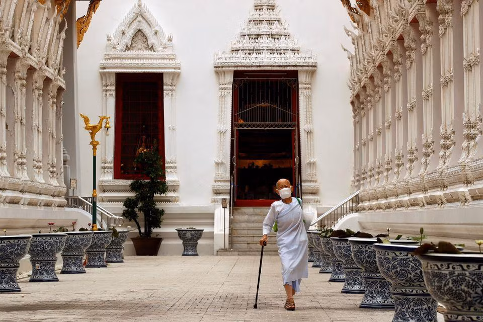 Cảnh vắng vẻ tại một ngôi chùa ở Bangkok. Ảnh: Reuters