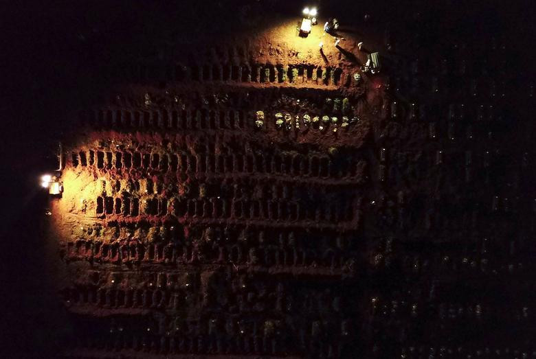 Một nghĩa trang ở Brazil chôn cất người tử vong vì COVID-19 trong đêm. Ảnh: Reuters