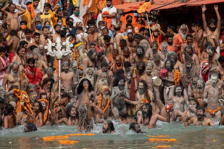 Lễ hội Kumbh Mela ở sông Hằng (Haridwar, Ấn Độ) ngày 12/4. Ảnh: Reuters