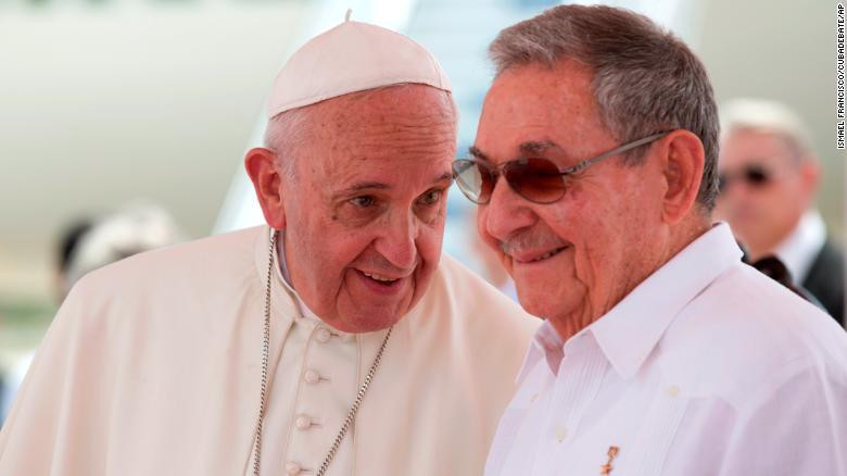 Giáo hoàng Francis nói chuyện với ông Castro tại Santiago de Cuba năm 2015.