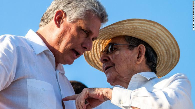 Ông Castro nói chuyện với Phó Chủ tịch thứ nhất Hội đồng Nhà nước Cuba Miguel Díaz-Canel trong sự kiện năm 2016.
