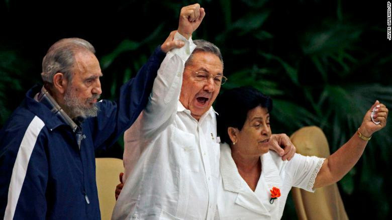 Ông Castro hát Quốc tế ca trong Đại hội Đảng Cộng sản Cuba năm 2011.