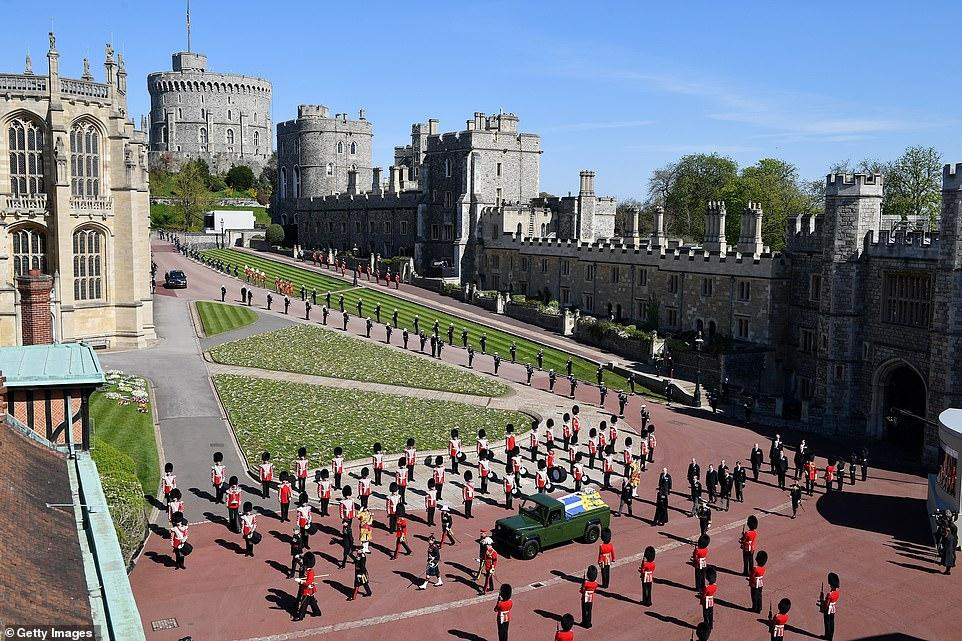 Cả nước Anh đã dành một phút mặc niệm khi linh cữu của Hoàng thân Philip bắt đầu được đưa đến nhà nguyện St. George.