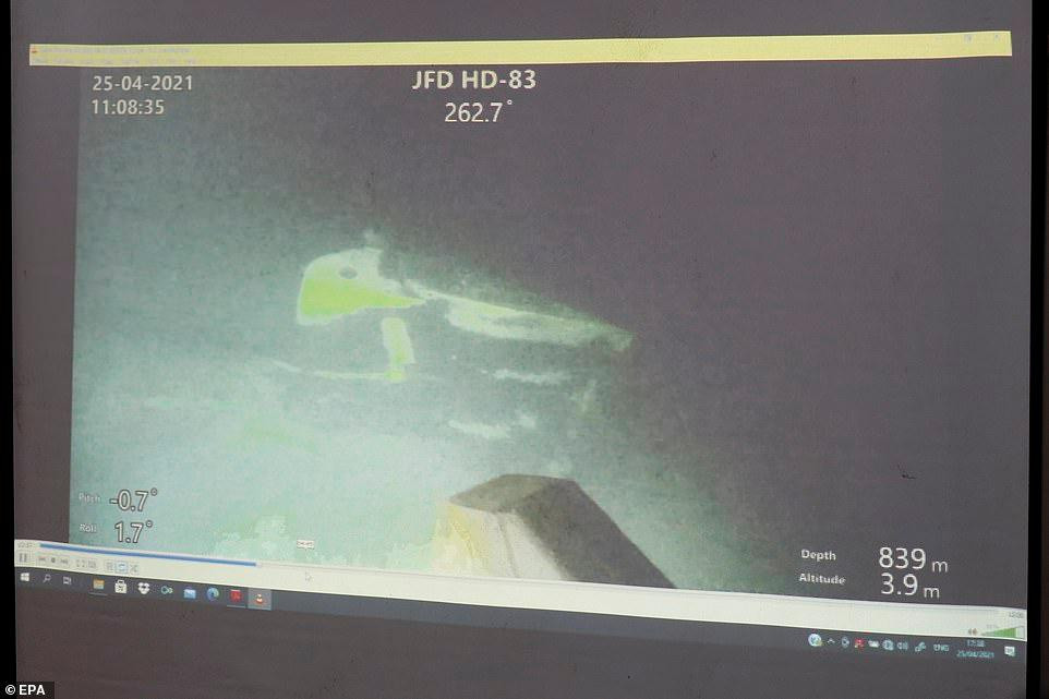 “Thân tàu bị vỡ làm ba phần”, quan chức Hải quân Indonesia - Yudo Margono cho biết.