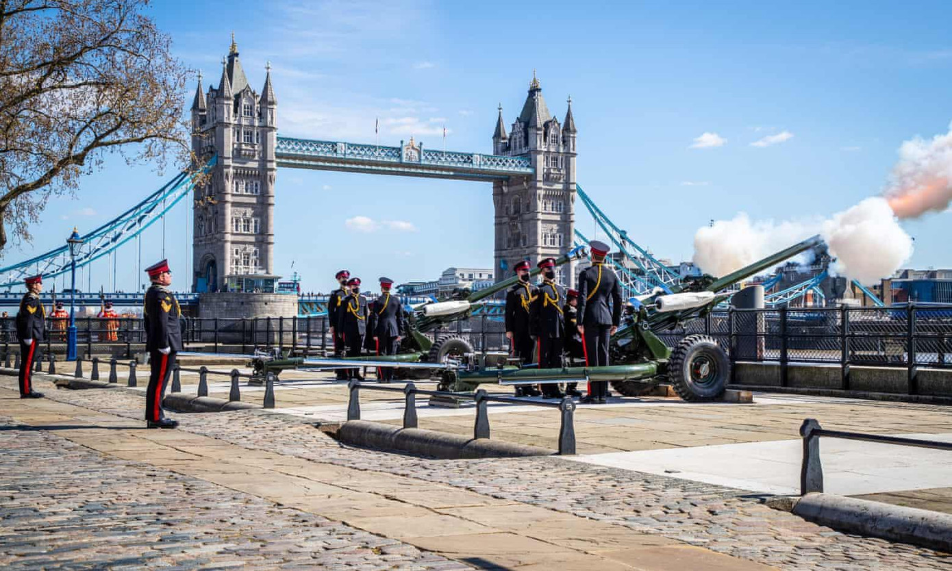 Quân đội Anh bắn đại bác tưởng nhớ Hoàng thân Philip - người từng có nhiều năm phục vụ trong lực lượng Hải quân.