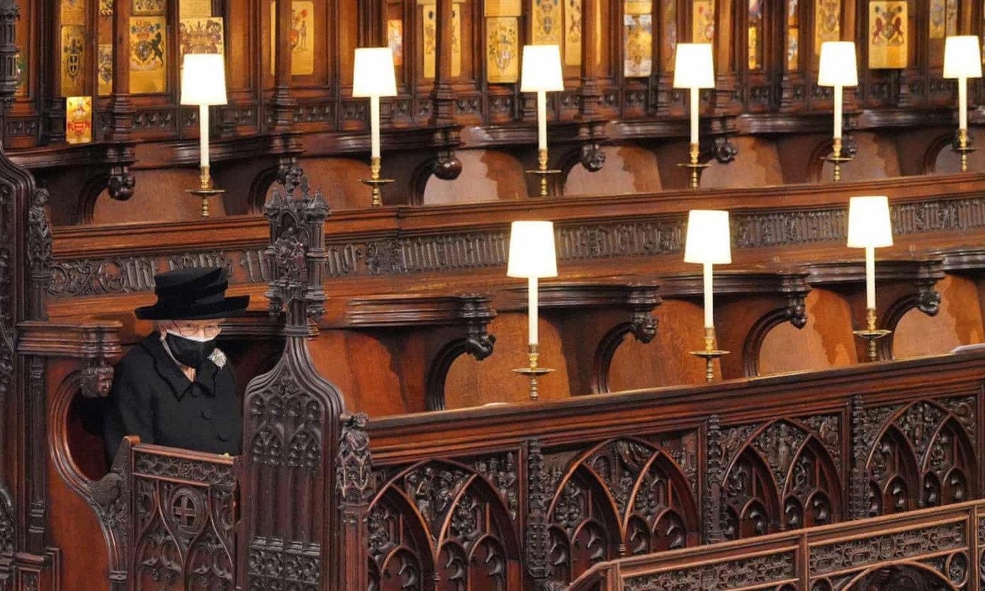 Nữ hoàng Elizabeth phải ngồi một mình, khiến không khí thêm phần bi thương.