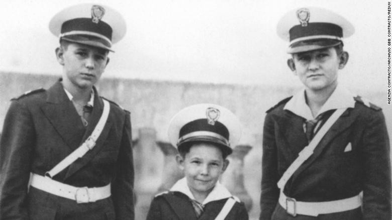 Ông Castro (giữa) thời trẻ chụp ảnh cùng anh trai Fidel Castro (trái) và Ramón Castro (phải) ở thành phố Santiago de Cuba vào khoảng năm 1940.