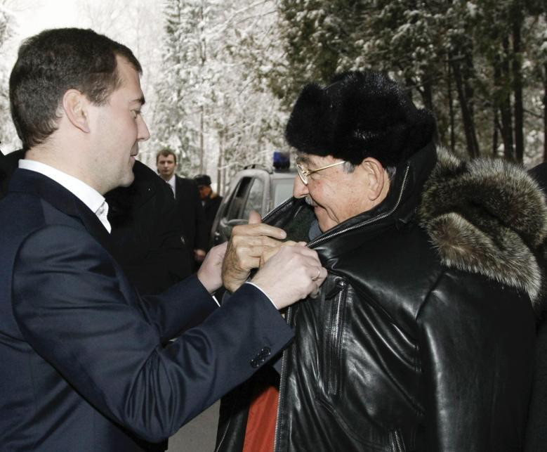 Cựu Tổng thống Nga Dmitry Medvedev giúp ông Raúl Castro mặc áo khoác tại dinh thự Zavidovo, ngoại ô Moscow ngày 29/1/2009.