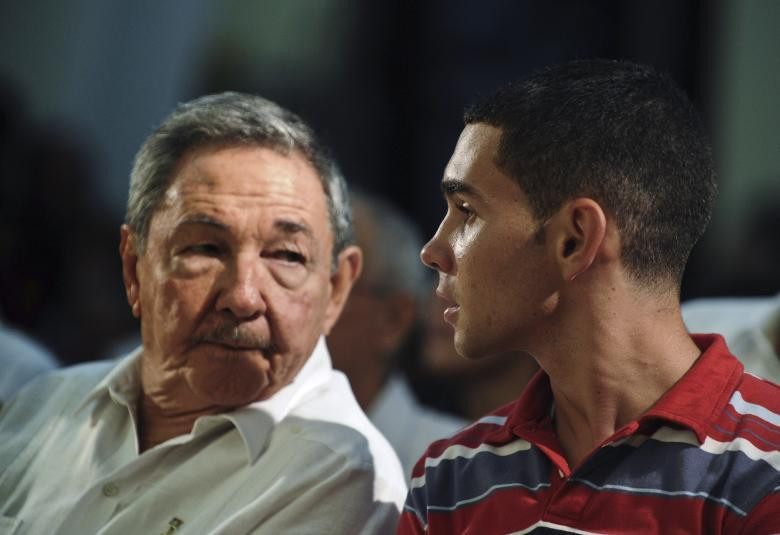 Ông Raúl Castro ngồi cạnh Elian Gonzalez - người sống sót sau một vụ đắm tàu - khi cùng tham dự một buổi lễ ở Havana ngày 30/6/2010.