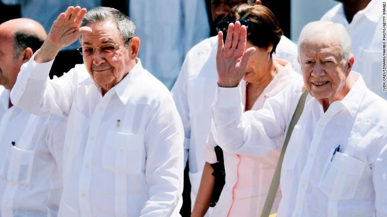 Ông Castro và cựu Tổng thống Mỹ Jimmy Carter vẫy chào khi ông Carter chuẩn bị rời Havana năm 2011. Trước đó, ông Carter từng thăm Cuba năm 2002.
