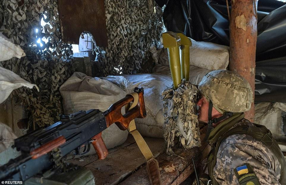 Binh sĩ Ukraine trực chiến ở Donetsk. Ảnh: Reuters