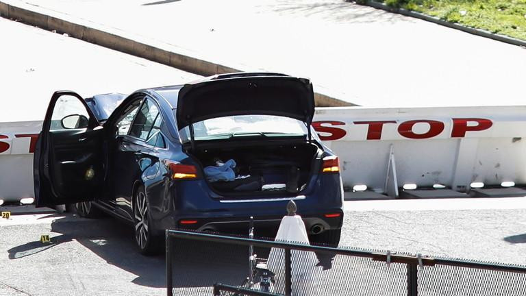 Xe hơi của Noah Green đâm trúng hàng rào an ninh. Ảnh: Reuters