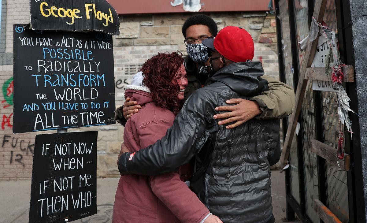 Người Mỹ ăn mừng khi bản án được tuyên. Ảnh: Reuters Người Mỹ ăn mừng khi bản án được tuyên. Ảnh: Reuters