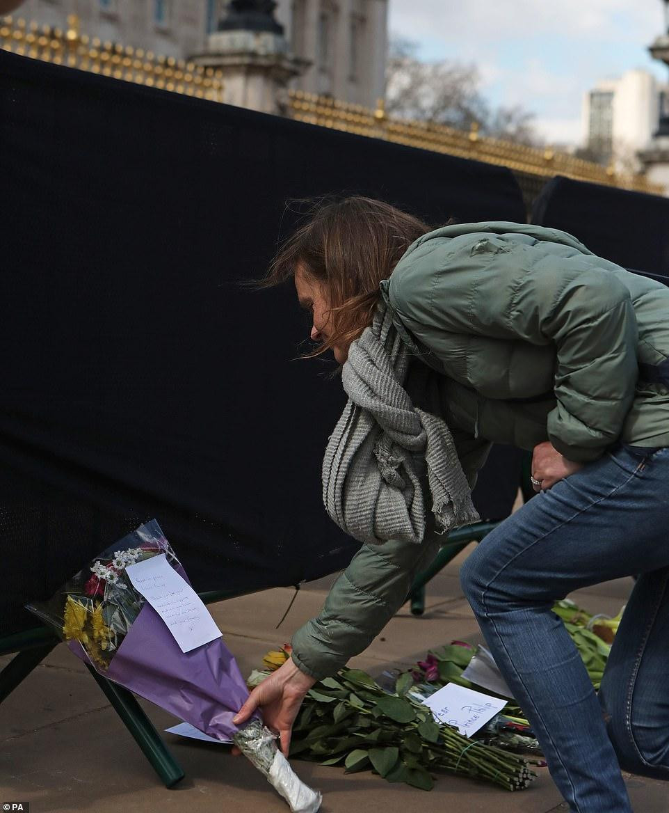 Người dân đặt hoa tưởng niệm Hoàng tế Philip bên ngoài cung điện.