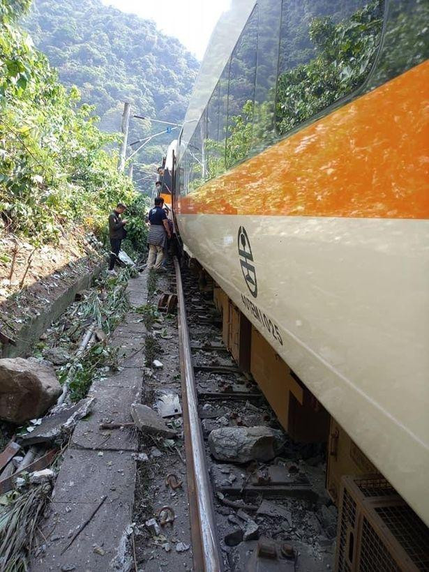 Khoảng 80 đến 100 người đã được sơ tán khỏi bốn toa đầu tiên của đoàn tàu. Trong khi các toa tàu từ năm đến tám đã biến dạng, và khó tiếp cận.