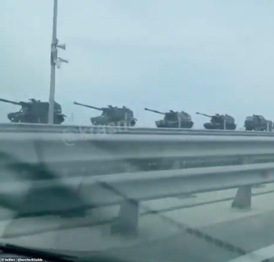 Khí tài quân sự Nga tiến về Crime và Donbass. Ảnh: Twitter